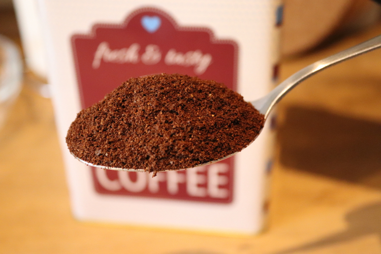 ᐅ Wie viel Kaffeepulver pro Tasse? [3 Methoden Dosierung]